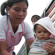 Gränskonflikten mellan Thailand och Kambodja går tillbaka över hundra år i tiden. Som så ofta har kolonialismens historia ett finger med i spelet. På bilden: thailändare evakueras från gränsområdet 2011.