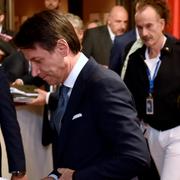 Italiens premiärminister Giuseppe Conte lämnar mötet under natten mot fredagen