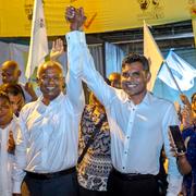 Ibrahim Mohamed Solih, till höger, firar segern i presidentvalet