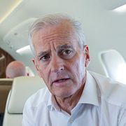 Norges statsminister Jonas Gahr Støre på  flyget till Paris för mötet med Frankrikes president Emmanuel Macron.
