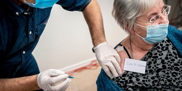 En dansk kvinna får vaccin. Mads Claus Rasmussen / AP