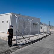 Polis utanför ett asylcenter på ön Samos i Grekland.