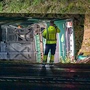 Olycksutredare  på plats efter att en buss kört i diket på riksväg 25 mellan Alvesta och Växjö.