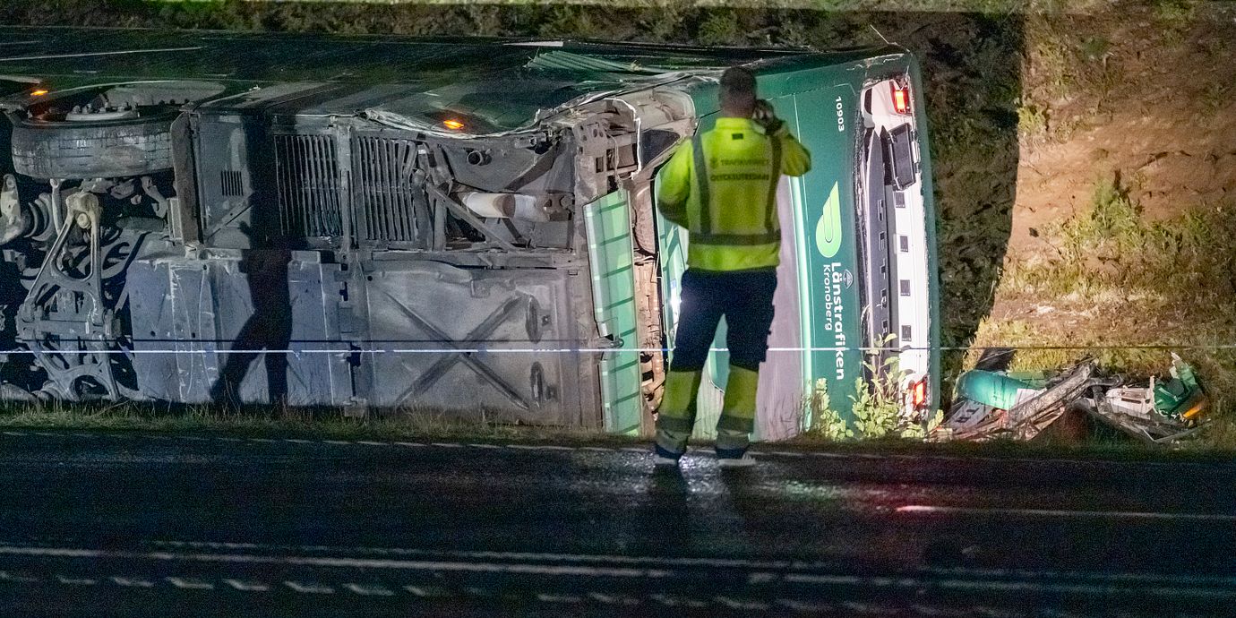 Olycksutredare  på plats efter att en buss kört i diket på riksväg 25 mellan Alvesta och Växjö.