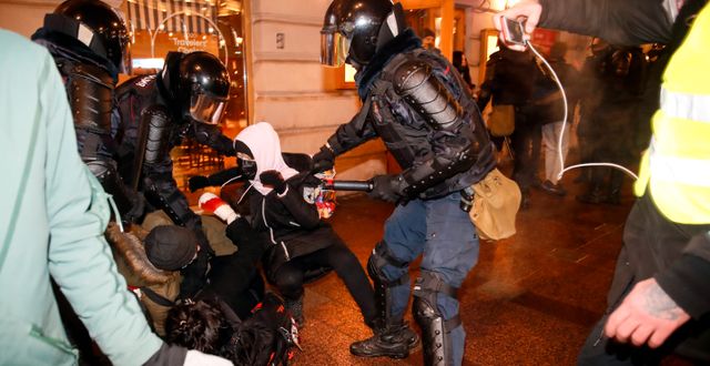Massprotester i St. Petersburg i går.  Dmitri Lovetsky / TT NYHETSBYRÅN