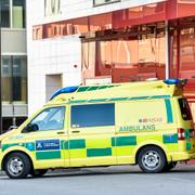 Illustrationsbild på en ambulans utanför Karolinska.