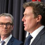 Australiens ledare i representanthuset Christopher Pyne (till vänster) och justitieminister Christian Porter (till höger) 