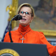 GSK:s vd Emma Walmsley talar vid pressträffen i Roosevelt-rummet i Vita huset.