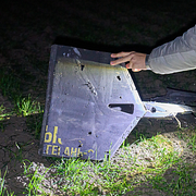 Volodymyr Zelenskyj under ett besök på Cypern i början av året/En ukrainsk soldat undersöker resterna av en Shahed-drönare som sköts ner den 13 december 2025.