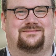Till vänster: Genrebild från äldreboende. Till höger: Simon Petersson är avtalssekreterare på IF Metall.