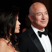 Jeff Bezos med Lauren Sanchez. Arkivbild.