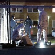 Polisens kriminaltekniker undersöker området.