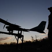Arkivbild. Ukrainsk soldat vid drönare.