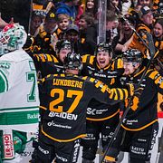Skellefteås Martin Lundberg och Pär Lindholm jublar efter 3-1 under final ett i SHL mellan Skellefteå och Rögle.