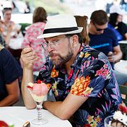 Sverigedemokraternas partiledare Jimmie Åkesson (SD) och Linda Lindberg (SD) äter glass under valturné på Göta kanal.