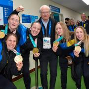 Sveriges guldmedaljörer i curling : Anna Hasselborg, Sara McManus, Agnes Knochenhauer, Jennie Wåhlin och Sofia Mabergs tillsammans med kung Carl Gustaf. 