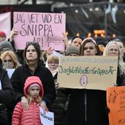 Demonstration till stöd för flickan efter den friande domen. 