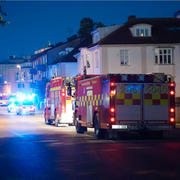 Polisens bombtekniker undersöker bostadsområdet efter nattens explosion i Värnamo.