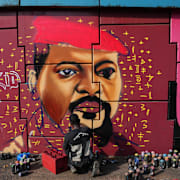 En graffitimålning i Conakry visar Mamadi Doumbouya.