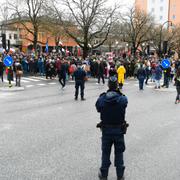 Polis blickar ut över dagens folksamling i Gubbängen.