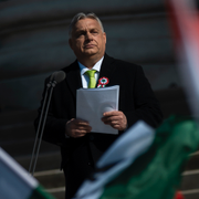 Ungerns premiärminister Viktor Orbán talar i Budapest den 15 mars.