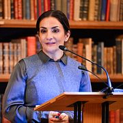 Parisa Liljestrand (M) talar vid Gastronomiska akademiens belöningsceremoni på Kungliga slottet i Stockholm.