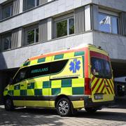 Ambulans på plats vid Malmö stadshus.