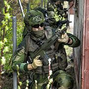 Spaningssoldater från Livgardesbrigaden tillsammans med New York National Guard genomför strid i stadsmiljö i Kungsängens strid i bebyggelse-anläggning, inom ramen för militärövningen Aurora 26. 5 maj.