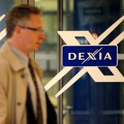 En man går förbi en Dexia-skylt 2008. 