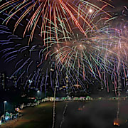 Fyrverkerier över Mumbai. Illustrationsbild. 