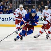 Mika Zibanejad med pucken.