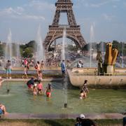 Folk badar i värmeböljan i Paris. 