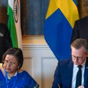 Mikael Damberg, närings- och innovationsminister, och Indiens Ruchi Ghanashyam, Secretary West, signerar innovations och partnerskapsavtal under överinseende av Indiens premiärminister Narendra Modi och statsminister Stefan Löfven i Stockholms stadshus på tisdagen.