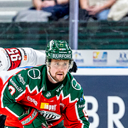 Till vänster: Linus Weissbach under en match mellan Frölunda och Malmö i november 2025. Till höger: En kvinna dansar med en rysk flagga under ett nationaldagsfirande i S:t Petersburg den 12 juni i år.