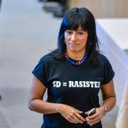 Vänsterpartiets Rossana Dinamarca med en t-shirt med texten "SD=rasister" i riksdagen 2015.