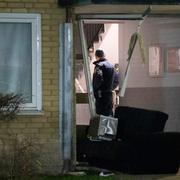 Polis på plats efter en explosion i ett trapphus på Ramels väg på Rosengård i Malmö tidigt på måndagsmorgonen