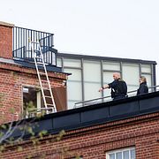Polisen arbetar på hotelltaket.