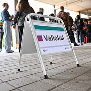 Bild från vallokal på valdagen.