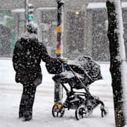 Människor promenerar.