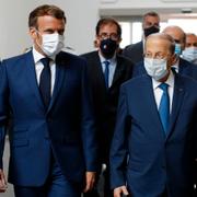 Frankrikes president Emmanuel Macron tillsammans med Libanons president Michel Aoun på flygplatsen i Beirut. 