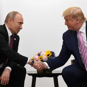Donald Trump och Vladimir Putin träffas 2019.