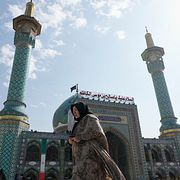 Irans makt vilar på en sofistikerad arkitektur av ideologisk kontroll, militärt våld och ett ekonomiskt kastsystem. Bilden är från Teheran vid inledningen av Ramadan. 