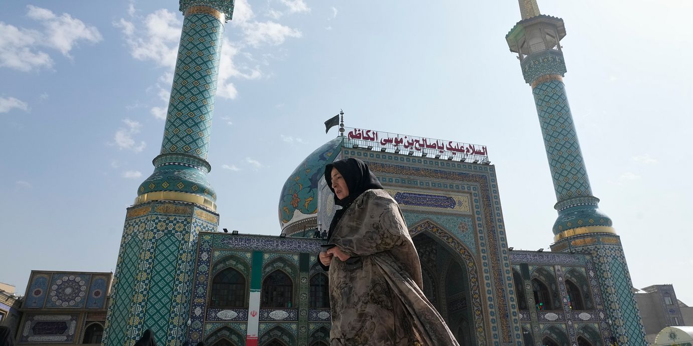 Irans makt vilar på en sofistikerad arkitektur av ideologisk kontroll, militärt våld och ett ekonomiskt kastsystem. Bilden är från Teheran vid inledningen av Ramadan. 