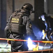 Polis på plats i Bro efter larm om en explosion.