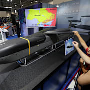 En Barracuda 500, en billig autonom kryssningsrobot utvecklad av amerikanska Anduril tillsammans med Taiwans forskningsinstitut NCSIST, visas upp på flyg- och försvarsutställningen TADTE i Taipei den 20 september 2025.