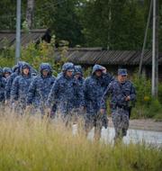 Medlemmar av nationalgardet på marsch efter att ha vaktat den tidigare Wagnerledaren Jevgenij Prigozjins grav förra året. Wagnergruppen tros ha varit ett av de förband som rekryterade flest dömda fångar. 