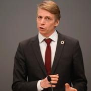 Miljö- och klimatminister Per Bolund vid pressträff med regeringens särskilda utredare Gunnar Fredriksson om ett panstsystem på småelektronik som mobiltelefoner på måndagen.