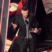 Justin Timberlake tar emot sitt pris på iHeartRadio Music Awards. 