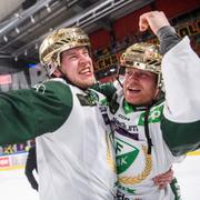 Färjestads Victor Ejdsell och Joakim Nygård jublar i guldhjälmar.