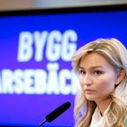 Kristdemokraternas partiledare Ebba Busch (KD) presenterar en nyhet om kärnkraften i riksdagens presscenter.